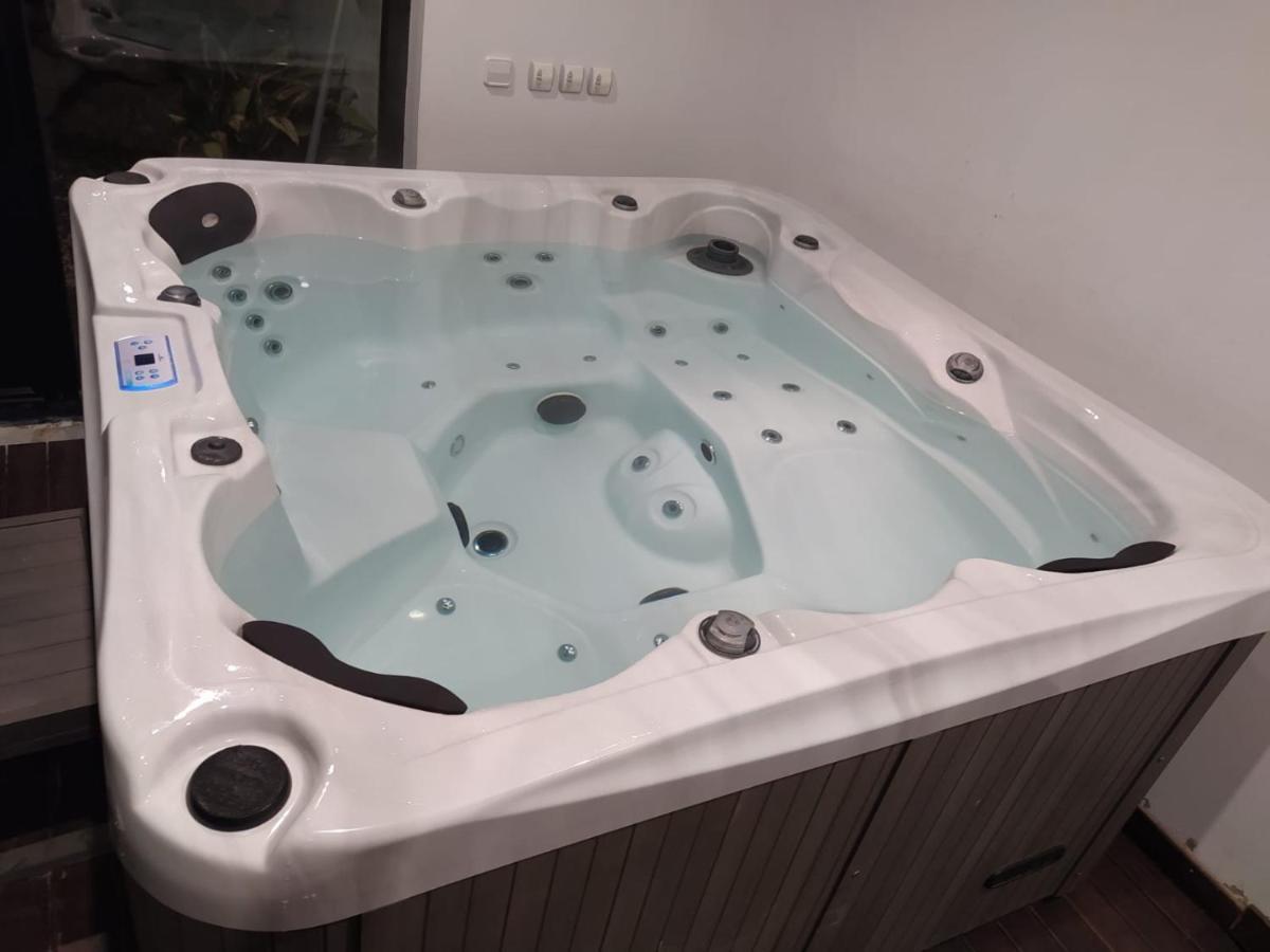 Casa Ceca De La Playa Y Barcelona, Con Piscina Climatizada Y Jacuzzi Villa บัญโรมานัส ภายนอก รูปภาพ