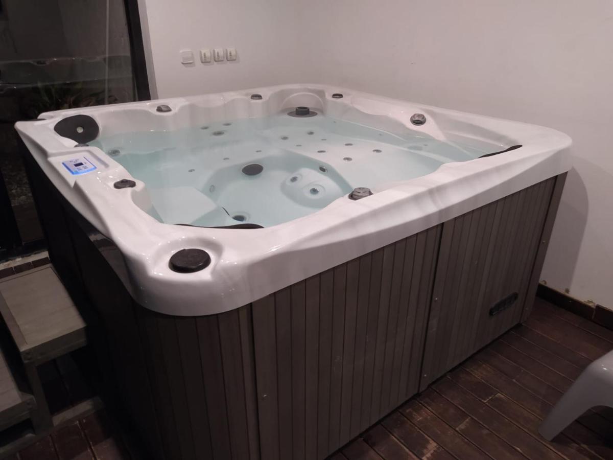 Casa Ceca De La Playa Y Barcelona, Con Piscina Climatizada Y Jacuzzi Villa บัญโรมานัส ภายนอก รูปภาพ